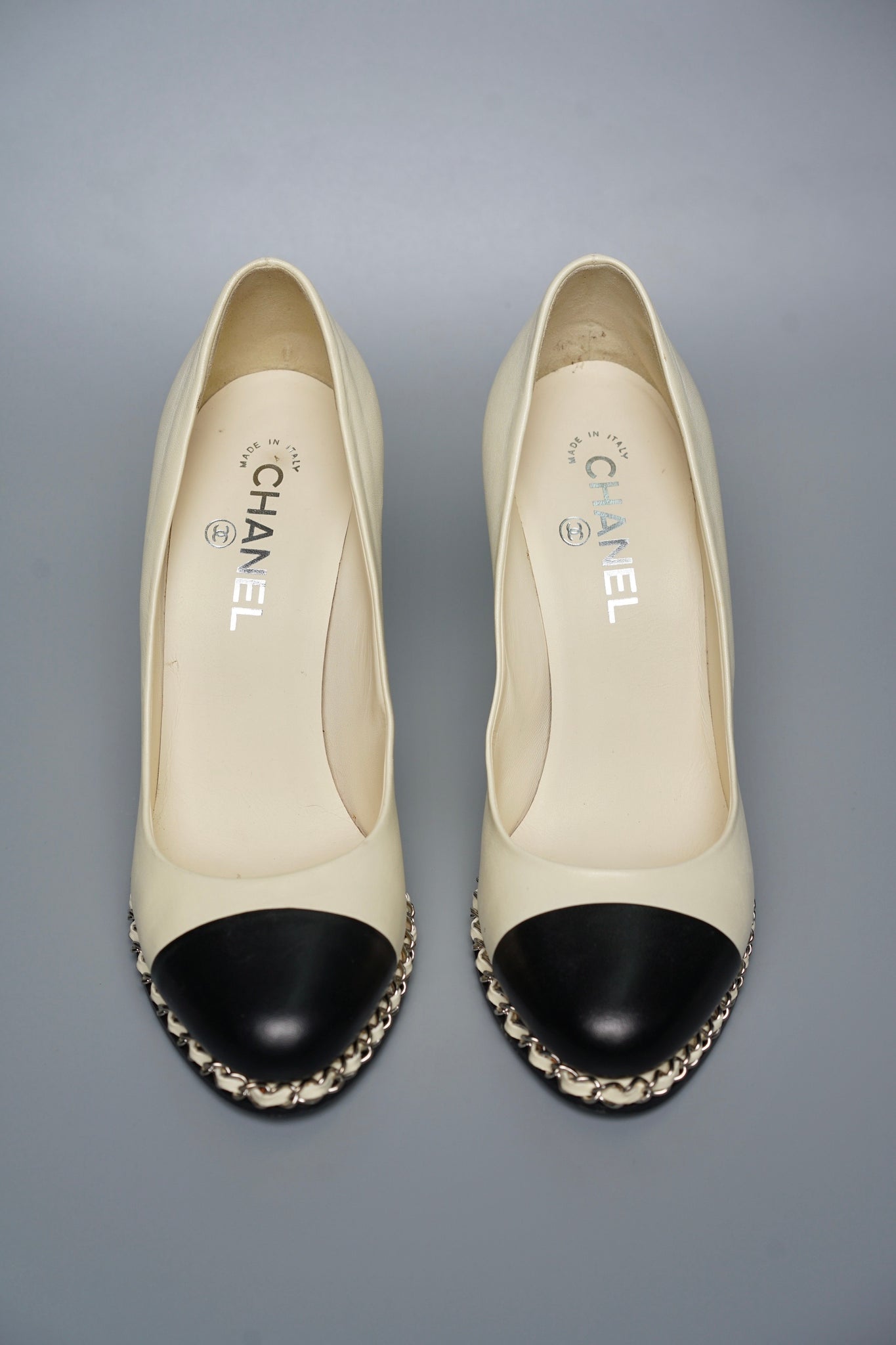 Chanel Leather CC Cap Toe Chain Link Platform Pumps in Blanc/Noir Size 39